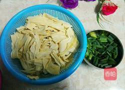 芹菜木耳炒腐竹的做法图解2