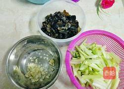 芹菜木耳炒腐竹的做法图解3
