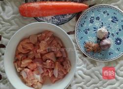 胡萝卜烧鸡肉的做法图解1