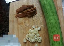 菜脯蒜香丝瓜的做法图解1