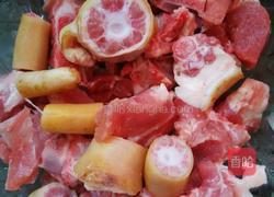 猪尾骨炖冬瓜汤的做法图解1