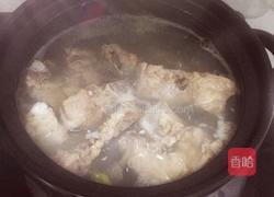 鸡毛菜番茄土豆小排汤的做法图解1