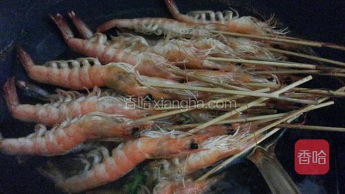 放入虾，汤开后小火浸至5分钟，使虾肉入味。