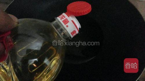 热锅下油烧至油温约80度