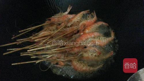 把虾放入油锅炸约20秒，捞出，因油温下降，待油溫再升至高温时，第二次将虾放入炸约20秒。