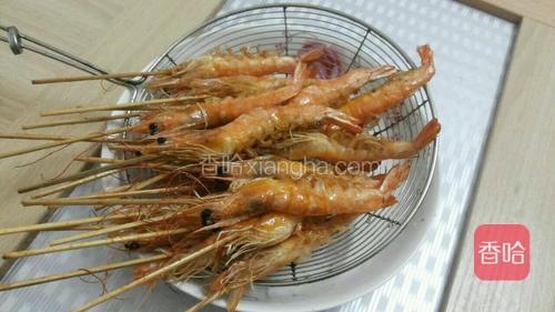 捞出虾沥干油备用