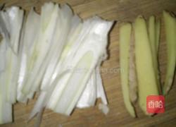 白菜炖粉条豆腐的做法图解1