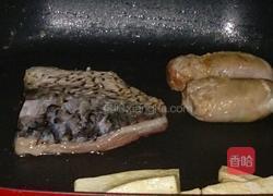 穆氏煎鱼肉泥膘肠(搭剔骨胡椒鱼排)的做法图解6