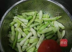 番茄炖豆角的做法图解1