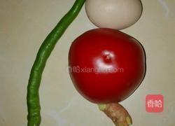 番茄青椒蛋汤的做法图解1