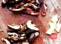 香菇腊肉炒笋丝的做法图解1