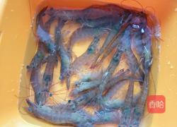 蒜香葱油基围虾的做法图解1