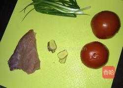 番茄炖瘦肉的做法图解1