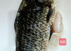 蟹味鲫鱼汤的做法图解1