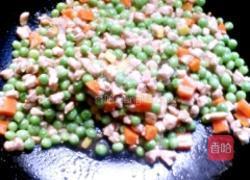 豌豆炒肉丁的做法图解7