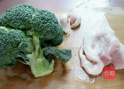 蒜蓉西兰花炒肉的做法图解1