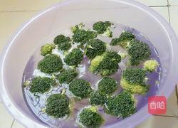 蒜蓉西兰花炒肉的做法图解2