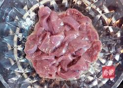 芹菜蒜苗炒猪肝的做法图解1