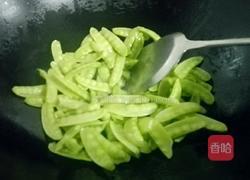 双椒腊肠炒荷兰豆的做法图解2