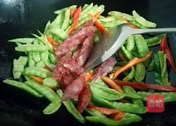 双椒腊肠炒荷兰豆的做法图解4