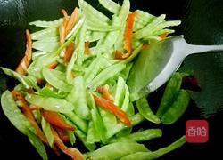 双椒腊肠炒荷兰豆的做法图解3