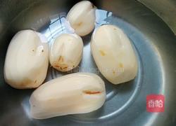 板栗莲藕煲猪脚的做法图解1
