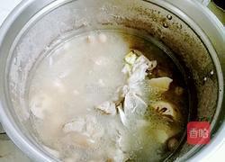 板栗莲藕煲猪脚的做法图解9