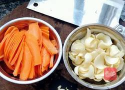 百合炒红萝卜的做法图解1