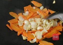 百合炒红萝卜的做法图解4
