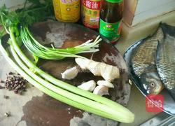 油亭鲫鱼的做法图解1