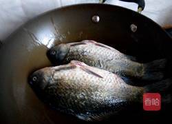 鲫鱼豆腐汤的做法图解2