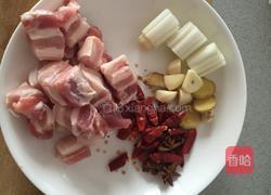 香辣红烧肉炖土豆的做法图解1