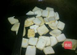 蕃茄炒鱼饼的做法图解2