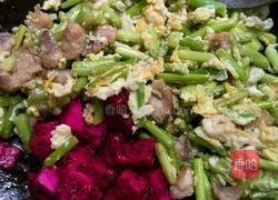 蒜苔炒鸡蛋瘦肉火龙果的做法图解8