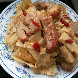 烧猪肉焖酸笋的做法[图]
