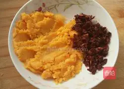 Illustration of how to make brown sugar, sweet potato and jujube hair cake 1
