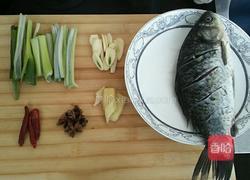 清炖鲫鱼汤。的做法图解2