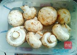 蘑菇红烧肉的做法图解1