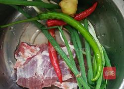 葱姜炒肉的做法图解1