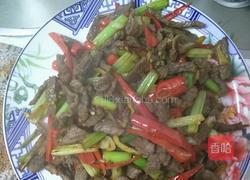 大蒜香芹炒牛肉的做法图解4