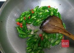 辣椒大蒜炒猪耳的做法图解2