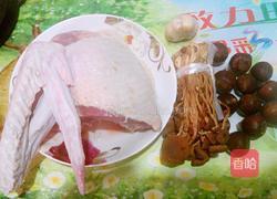 板栗茶树菇煲鸭的做法图解1