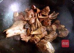 板栗烧老鸭的做法图解4