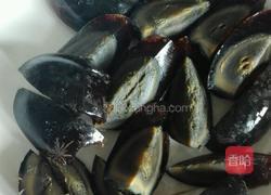 青红椒肉末炒皮蛋的做法图解2