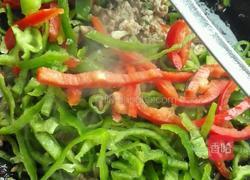 青红椒肉末炒皮蛋的做法图解4