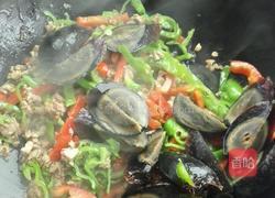 青红椒肉末炒皮蛋的做法图解5