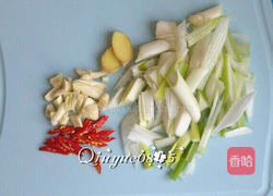 葱爆羊肉的做法图解2