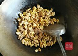 油炸核桃仁的做法图解3