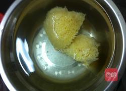 桃胶银耳羹的做法图解2