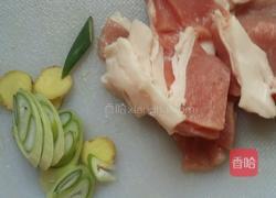 平菇炒肉片的做法图解1